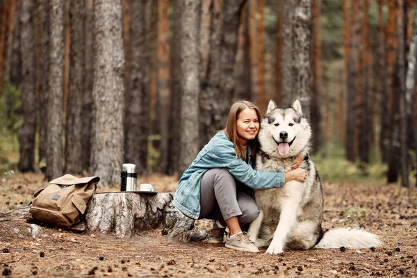 Ung flicka med sin hund, Alaska Malamute, Utomhus på hösten. Husdjur — Stockfoto