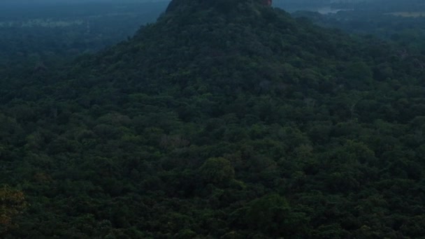 Zachód słońca nad skałą Lion z ładnym widokiem na Sigiriya. Otoczony przez roślinność Green Rich — Wideo stockowe