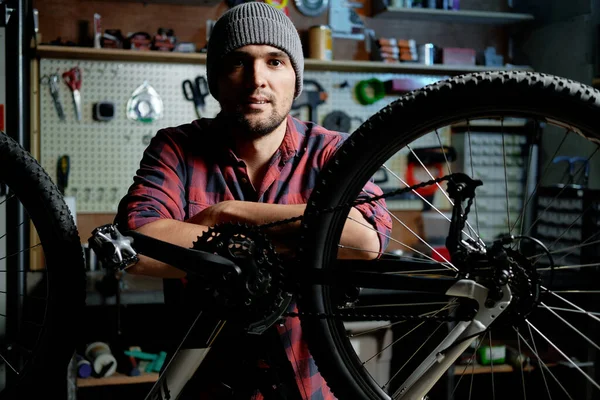Muž opravující kolo. Mechanik jízdních kol — Stock fotografie