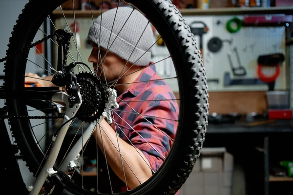 Bisiklet tamir eden bir adam. Motorsiklet tamircisi çalışıyor — Stok fotoğraf