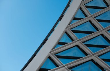 Yapısal cam ön cephe eğimli çatı. Soyut mimari parçası