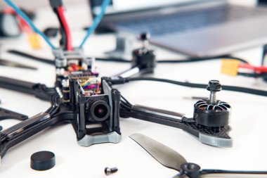 Tyumen, Rusya - 25 Haziran 2020: yarış uçağı. Fpv yüksek hızlı yarış dronu