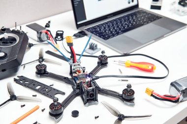 Tyumen, Rusya - 25 Haziran 2020: yarış uçağı. Fpv yüksek hızlı yarış dronu