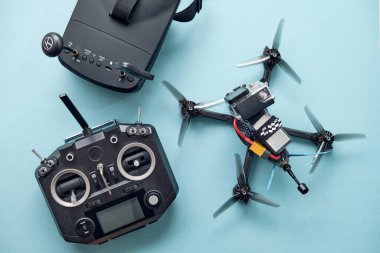 Yarış robotu. FPV yüksek hızlı yarış uçağı. Hobi