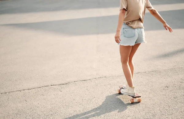 Młoda kobieta z longboardem. Dziewczyna skater pozowanie na longboard w słonecznej pogodzie — Zdjęcie stockowe