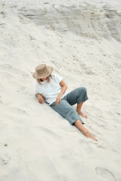 Ragazza elegante in abiti di lino e cappello di paglia. Relax in spiaggia, semplice stile slow life — Foto Stock