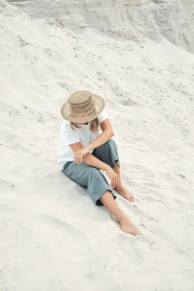 Menina elegante em roupas de linho e chapéu de palha. Relaxante na praia, estilo de vida simples e lenta — Fotografia de Stock