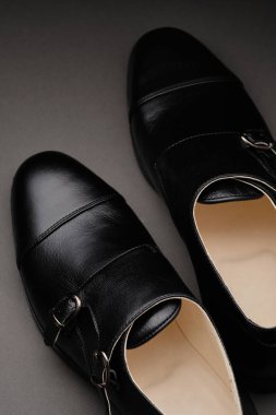 Klasik erkek ayakkabıları. Zarif siyah keşiş ayakkabıları.