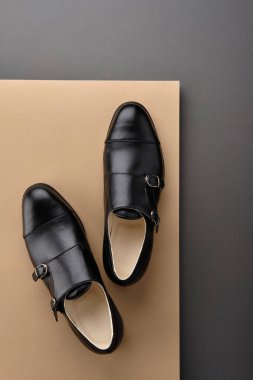 Klasik erkek ayakkabıları. Zarif siyah keşiş ayakkabıları.