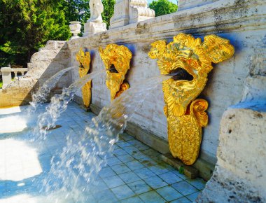 Petergof, Rusya - 12 Temmuz 2017: Pertergof veya Petrodvorets 1944 1997 için bilinen Peterhof, havuza. UNESCO'nun Dünya Mirası listesinde yer Peterhof Palace.