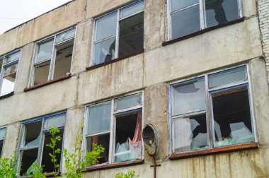 Karelya Rusya'da kırık camlar ile eski bir dokuma fabrikasının bina