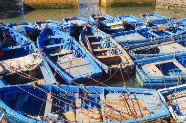 Mavi balıkçı tekneleri ve liman Essaouira