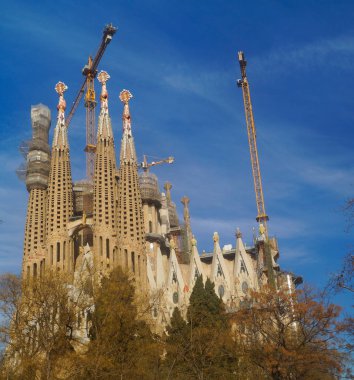 Barcelona, İspanya - 9 Ocak: Sagrada Familia Tarih 9 Ocak 2018 mavi gökyüzü arka plan Barcelona, İspanya