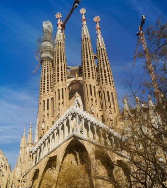 Barcelona, İspanya - 9 Ocak: Sagrada Familia Tarih 9 Ocak 2018 mavi gökyüzü arka plan Barcelona, İspanya
