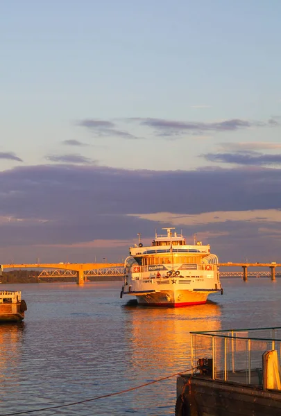 Puesta de sol naranja se refleja en el barco en el río Volga Kostroma — Foto de Stock