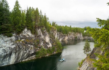 Ünlü güzel mermer ocağı Ruskeala, Karelya