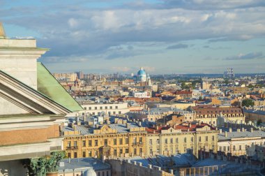 St. Petersburg görünümünden bir güneşli yaz günü katedralde St. Isaac'ın sütunlu