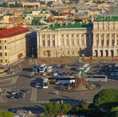 St. Petersburg görünümünden bir güneşli yaz günü katedralde St. Isaac'ın sütunlu