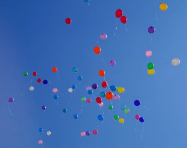 Renkli renkli şişme topları arka plan mavi gökyüzü hava festival festival süresince uçakla. Selam renkli balonları gökyüzünde. Mutlu tatil arka plan