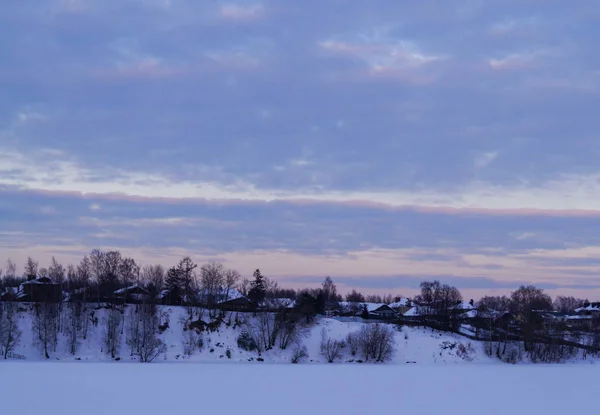 Schneebedeckte Bäume in den Bergen bei Sonnenuntergang. Schöne Winterlandschaft — Stockfoto