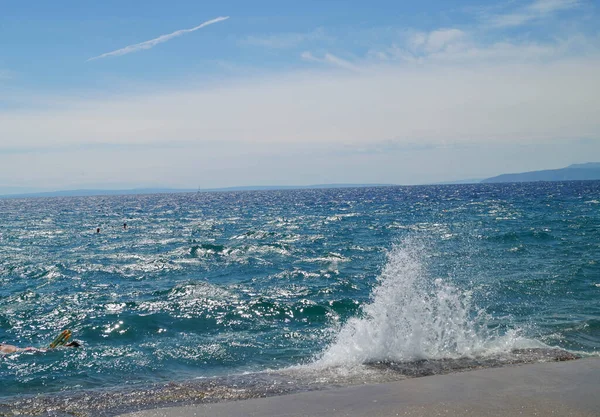 Dalgalar güzel mavi Adriyatik denizine vuruyor