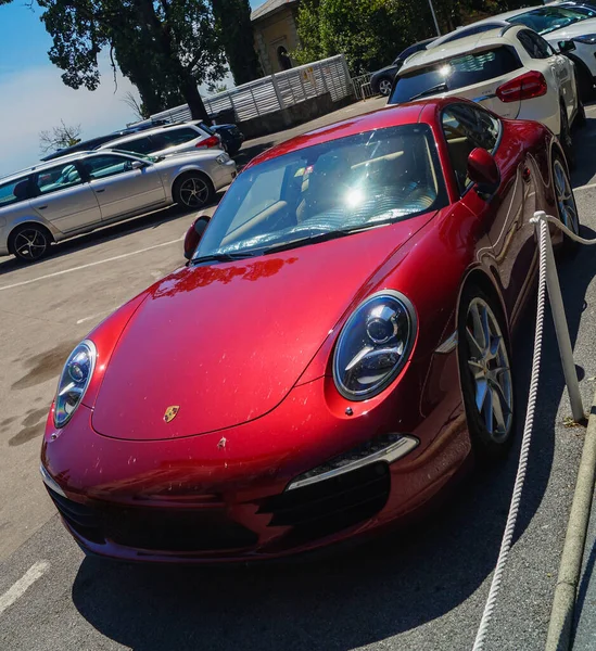 Opatia, Hırvatistan - 07.12.2019: Otomobil Porsche 911 'in mükemmel durumdaki manzarası