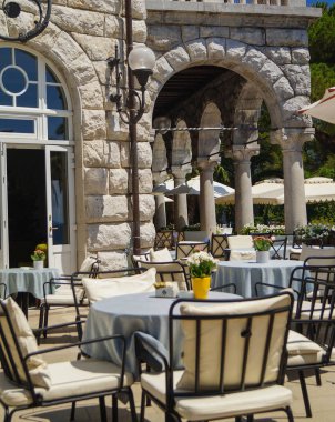 Hırvatistan 'da bir yaz kafesinin güzel masaları