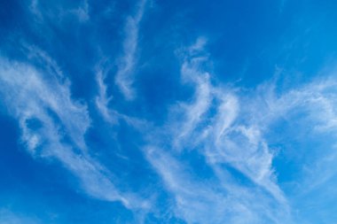 Mavi gökyüzünde bulutlar