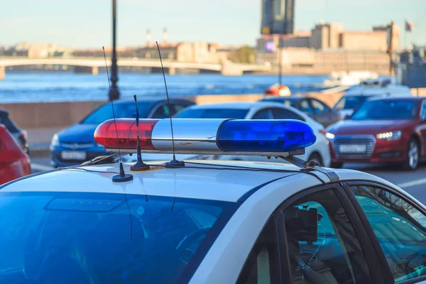 Sokaktaki polis arabası. 