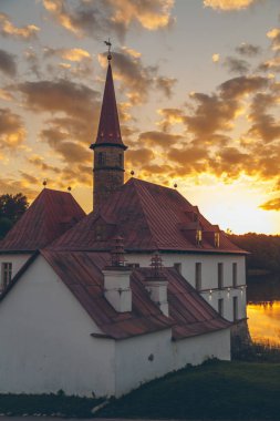Gatchina yaz aylarında gün batımında St Petersburg banliyölerinde sarayda tarikat