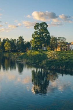 Gölde yansıyan bulutlar 
