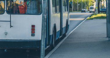 Troleybüs bir yakın çekim durağında