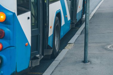 Troleybüs bir yakın çekim durağında