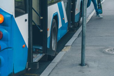 Troleybüs bir yakın çekim durağında