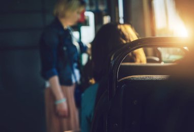 İnsanlar tramvay ile güneşli bir günde gidin.