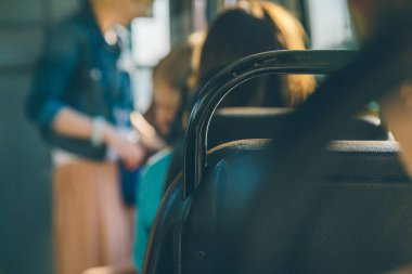 İnsanlar tramvay ile güneşli bir günde gidin.