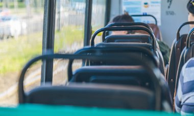 İnsanlar tramvay ile güneşli bir günde gidin.