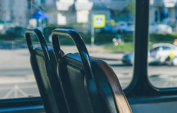 Menschen fahren an einem sonnigen Tag mit der Straßenbahn — Stockfoto