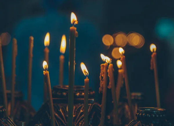 Brandende kaarsen in de kerk — Stockfoto
