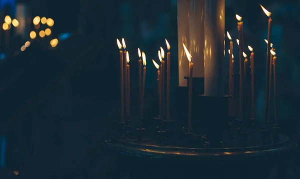 Brandende kaarsen in de kerk — Stockfoto