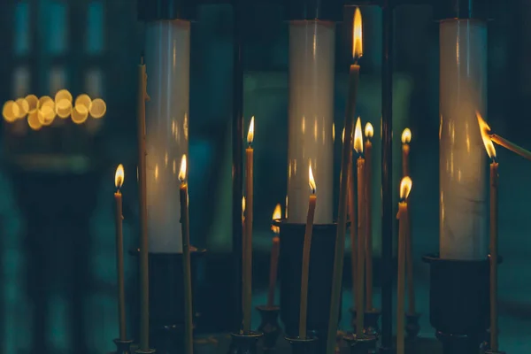 Brandende kaarsen in de kerk — Stockfoto