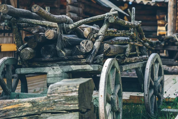 Stary drewniany wózek z drewna opałowego — Zdjęcie stockowe