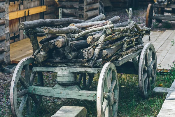 Vieux chariot en bois avec bois de chauffage — Photo