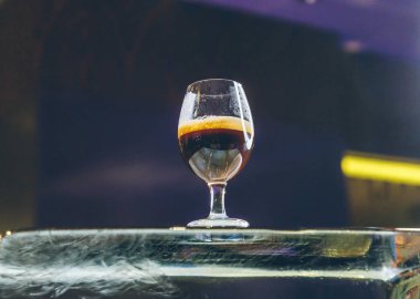 bir buz küpü üzerinde bir bardak kahve