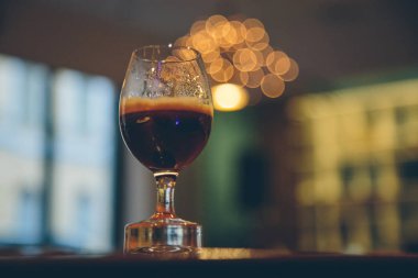 bir buz küpü üzerinde bir bardak kahve