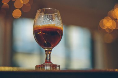 bir buz küpü üzerinde bir bardak kahve