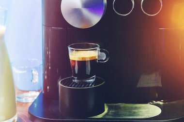 Barista kahve yakın çekim yapıyor