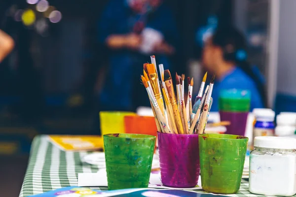 Sanatçının masaya fırçalar