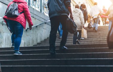 insanlar köprünün merdivenleri