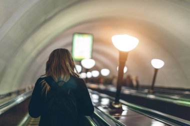 insanlar Avrupa'da metroda